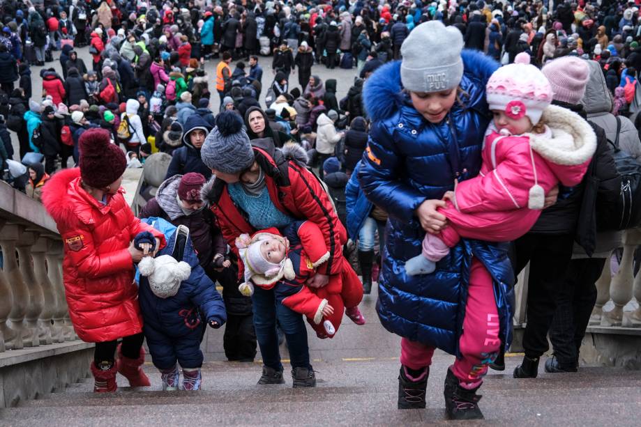 Mulheres e crianças ucranianas chegam à estação de trem de Lviv, no oeste da Ucrânia -