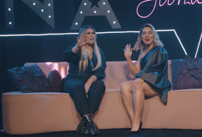 A cantora Marília Mendonça no clipe de '50%' com Naiara Azevedo