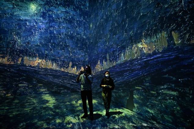 Público acompanha a exposição "Beyond Van Gogh", em São Paulo - Público acompanha a exposição "Beyond Van Gogh", em São Paulo -