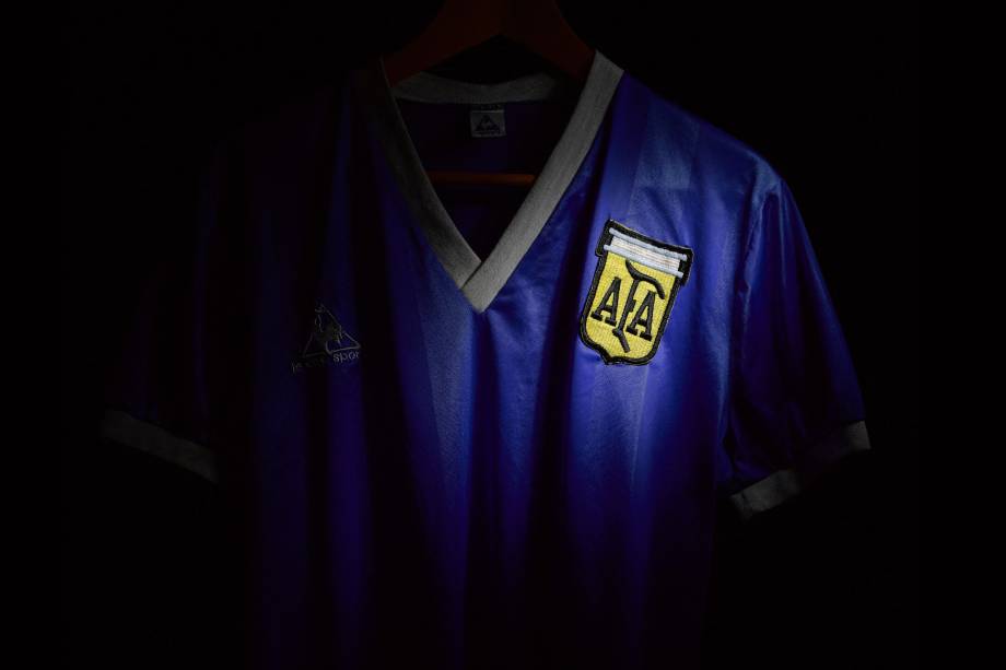 A camisa usada por Diego Maradona quando marcou duas vezes contra a Inglaterra na Copa do Mundo de 1986 -