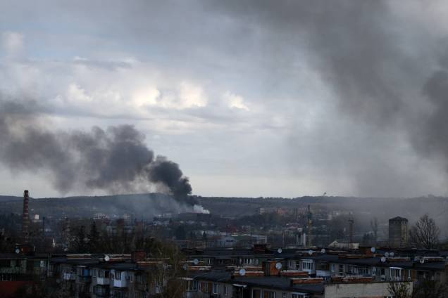 Fumaça escura sobe após um ataque aéreo na cidade de Lviv, no oeste da Ucrânia, em 18 de abril de 2022. - Fumaça escura sobe após um ataque aéreo na cidade de Lviv, no oeste da Ucrânia, em 18 de abril de 2022. -