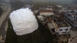 Vista aérea mostra espuma gigante que se formou em um rio poluído e invadiu o bairro de Los Puentes, em Mosquera, a oeste de Bogotá, em 26 de abril de 2022.