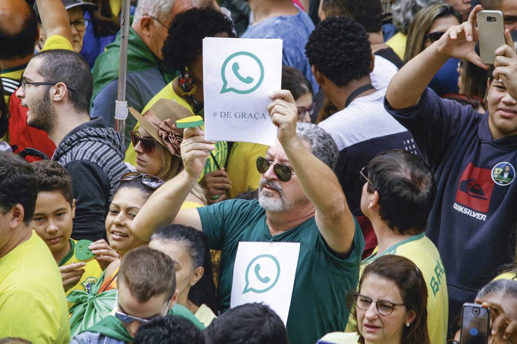 075_agency-actinsup181021_nppUT.jpg NO BRASIL - Apoiadores de Bolsonaro: defesa do WhatsApp na última eleição -