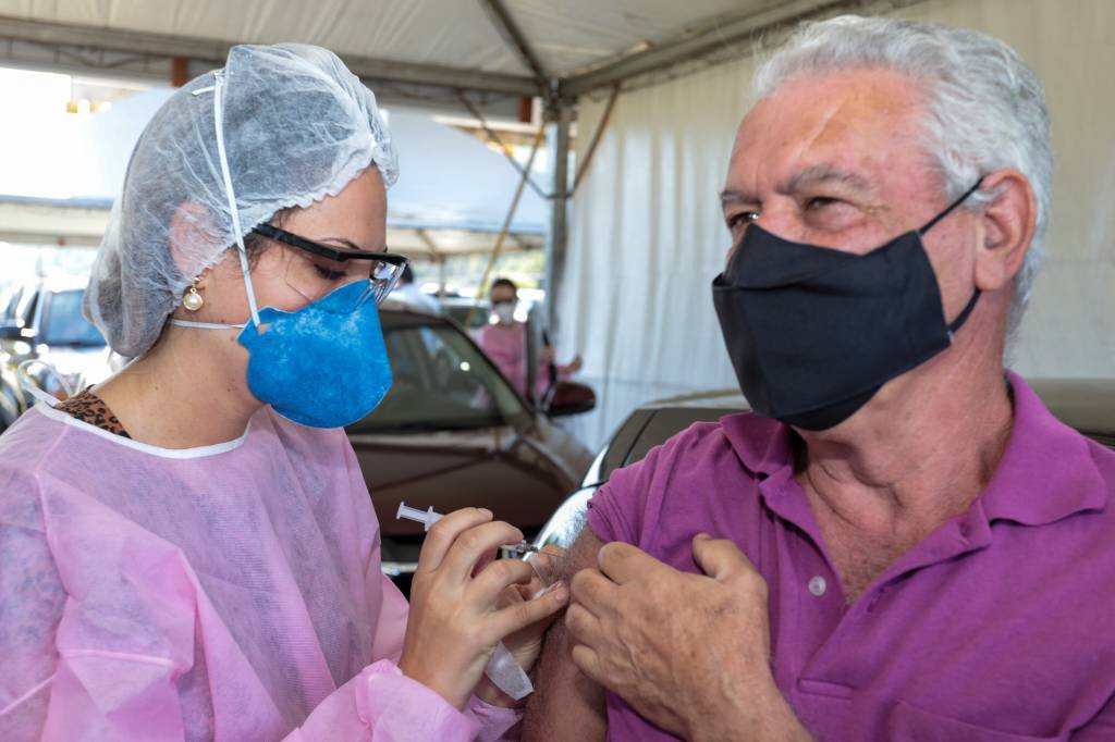 Calendário de vacinação focado em idosos é lançado por sociedades médicas