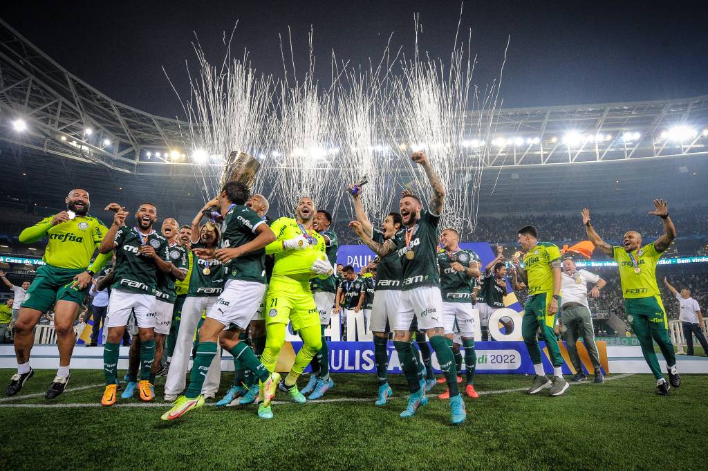 Globo leva goleada ao perder Tiago Leifert e monopólio do futebol