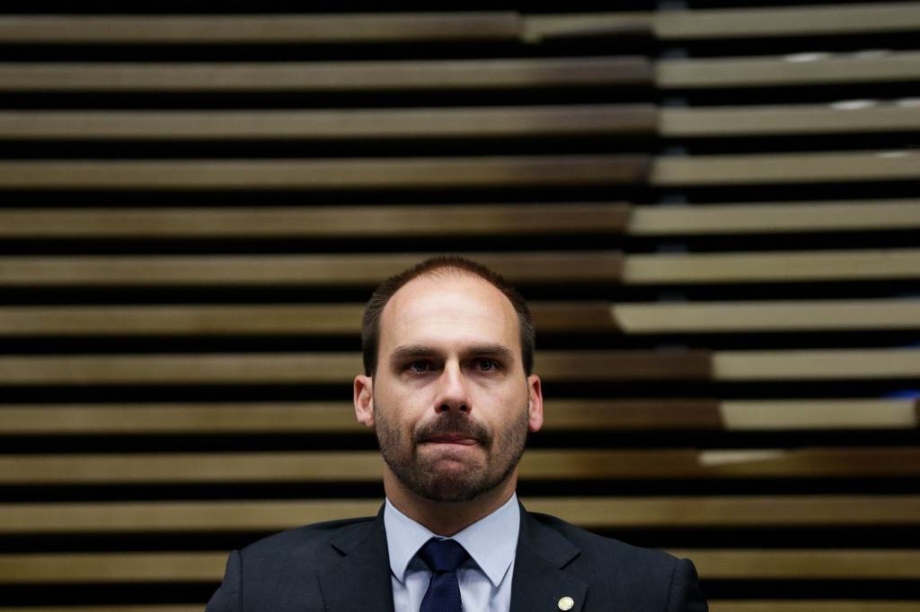 Líder do PT pede que Eduardo Bolsonaro seja cassado na Câmara