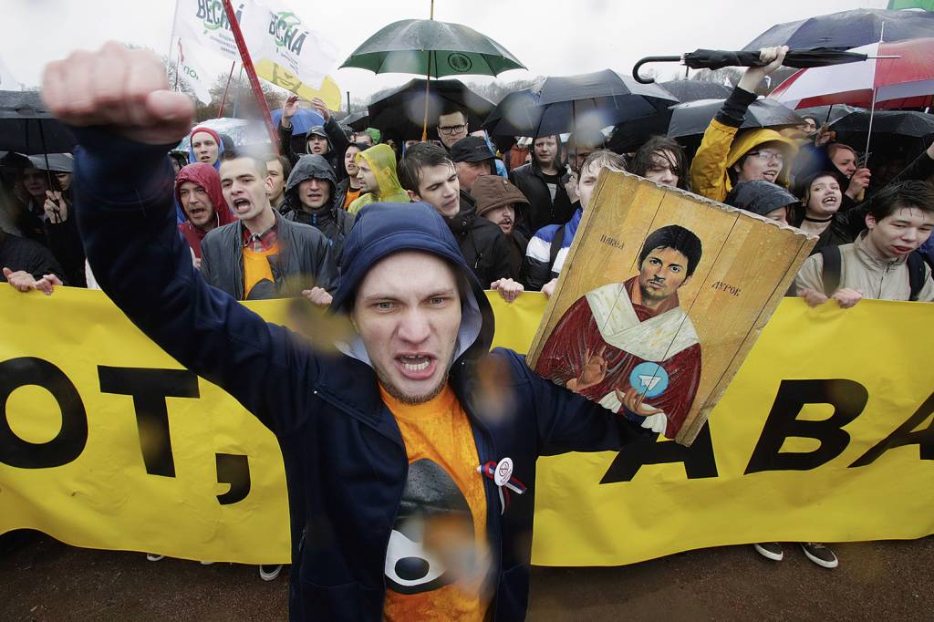 AP18121455224453.jpg NA RÚSSIA - Ato pró-Telegram: manifestante exibe foto de Pavel Durov, criador do aplicativo -