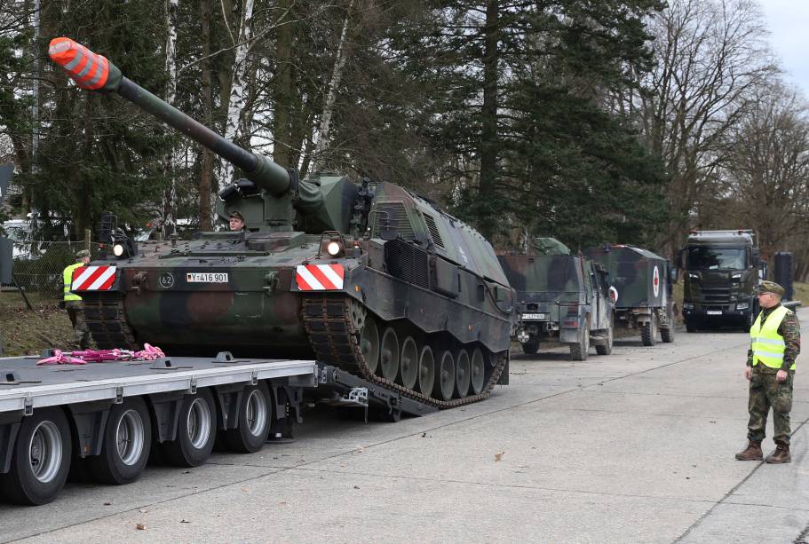 Munster-Alemanha-Um obus autopropulsado tipo Panzerhaubitze PzH 2000 do Exército Alemão é carregado em um caminhão no quartel Hindenburg em Munster, norte da Alemanha, destinado ao conflito entre russos e ucranianos.