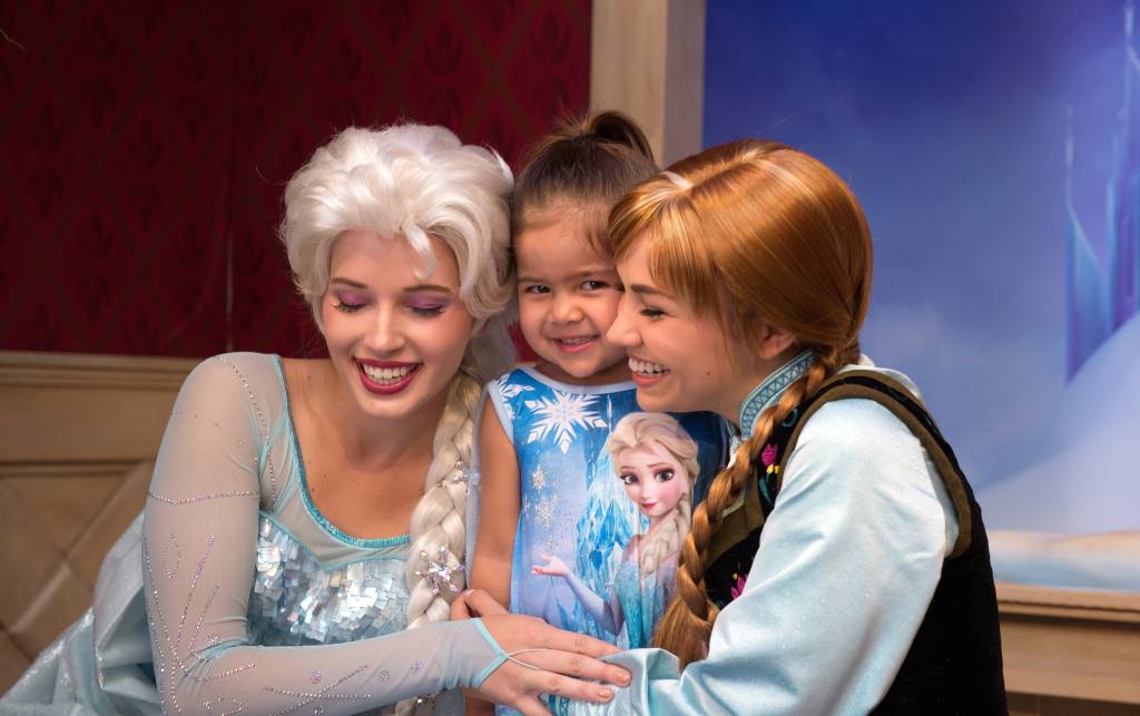 Os abraços enfim estão de volta à Disney, após dois anos de restrições