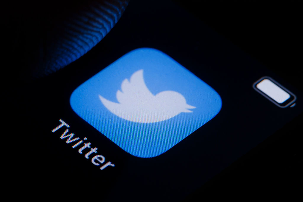 Logotipo do Twitter em uma tela de celular