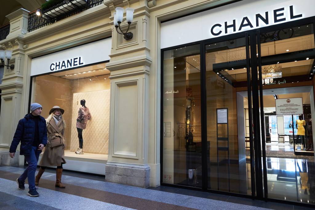‘Russofobia’: Socialites russas dizem ser impedidas de comprar na Chanel