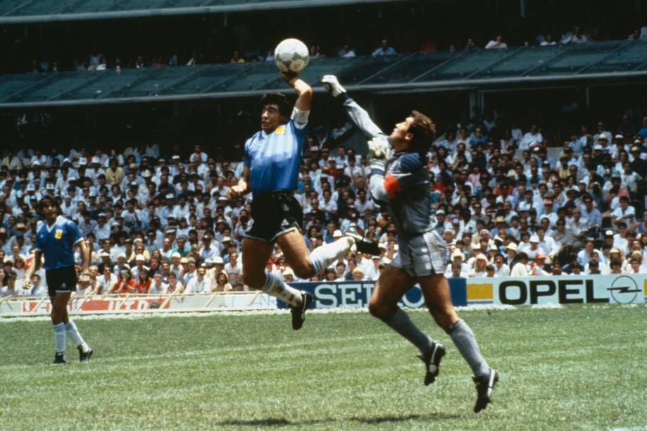 Diego Maradona marcando gol com a "Mão de Deus", derrotando o goleiro inglês Peter Shilton -