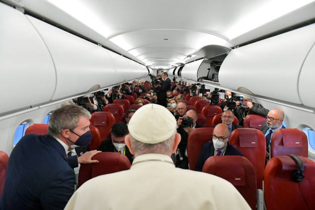 Papa Francisco falando com jornalistas a bordo do avião papal no caminho de volta de Malta para o aeroporto Fiumicino de Roma - Papa Francisco falando com jornalistas a bordo do avião papal no caminho de volta de Malta para o aeroporto Fiumicino de Roma -