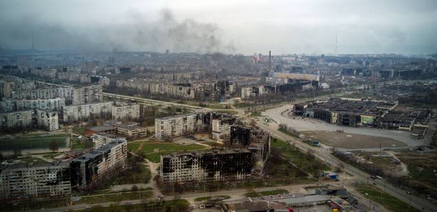 Uma vista aérea tirada em 12 de abril de 2022 mostra a cidade de Mariupol, durante a invasão militar da Rússia lançada na Ucrânia. - Uma vista aérea tirada em 12 de abril de 2022 mostra a cidade de Mariupol, durante a invasão militar da Rússia lançada na Ucrânia. -