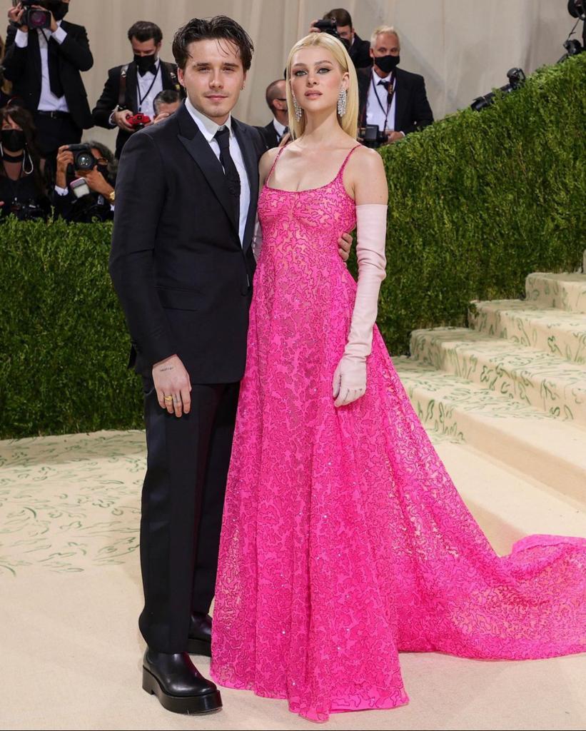 Filho recém-casado de Victoria e David Beckham adota sobrenome da esposa