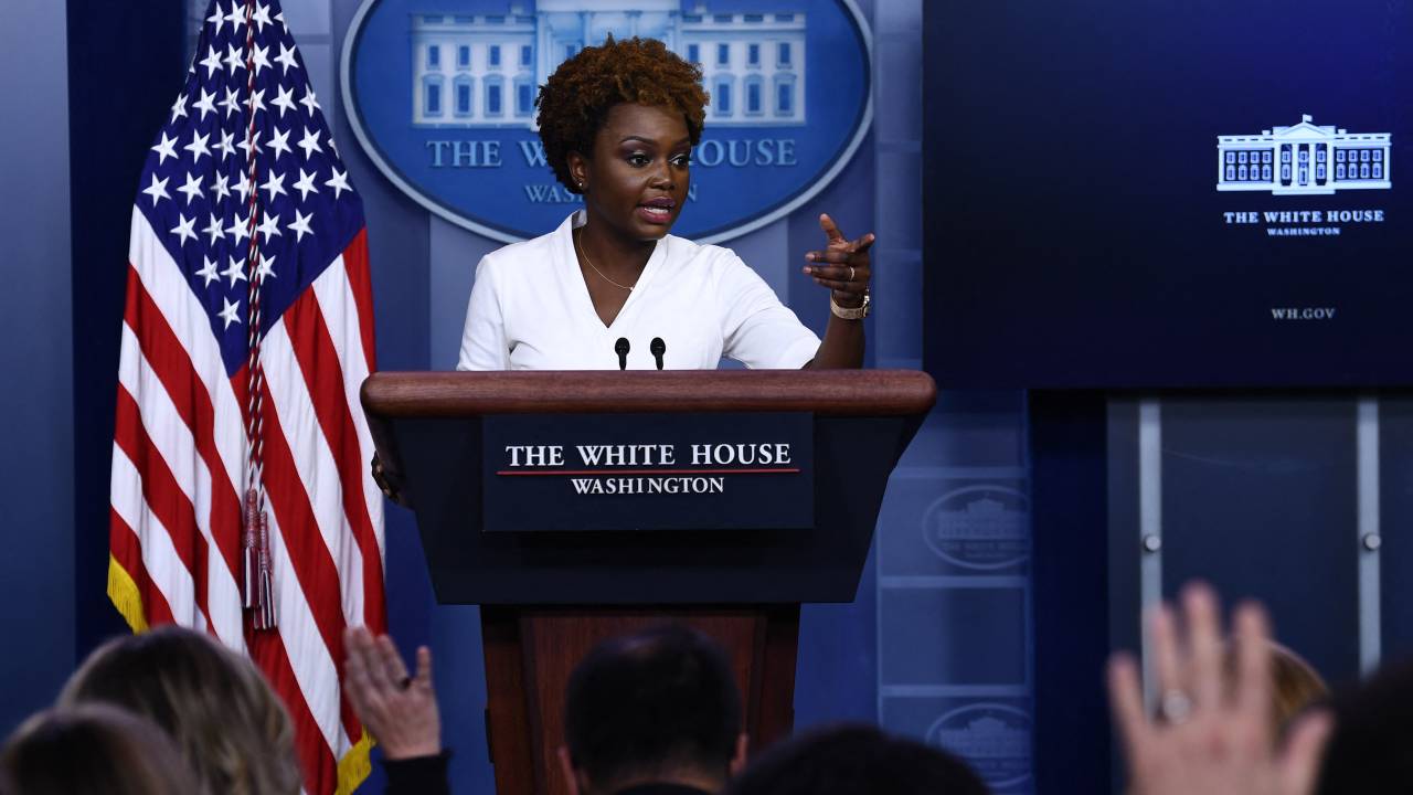 Karine Jean-Pierre fala à imprensa na Casa Branca //