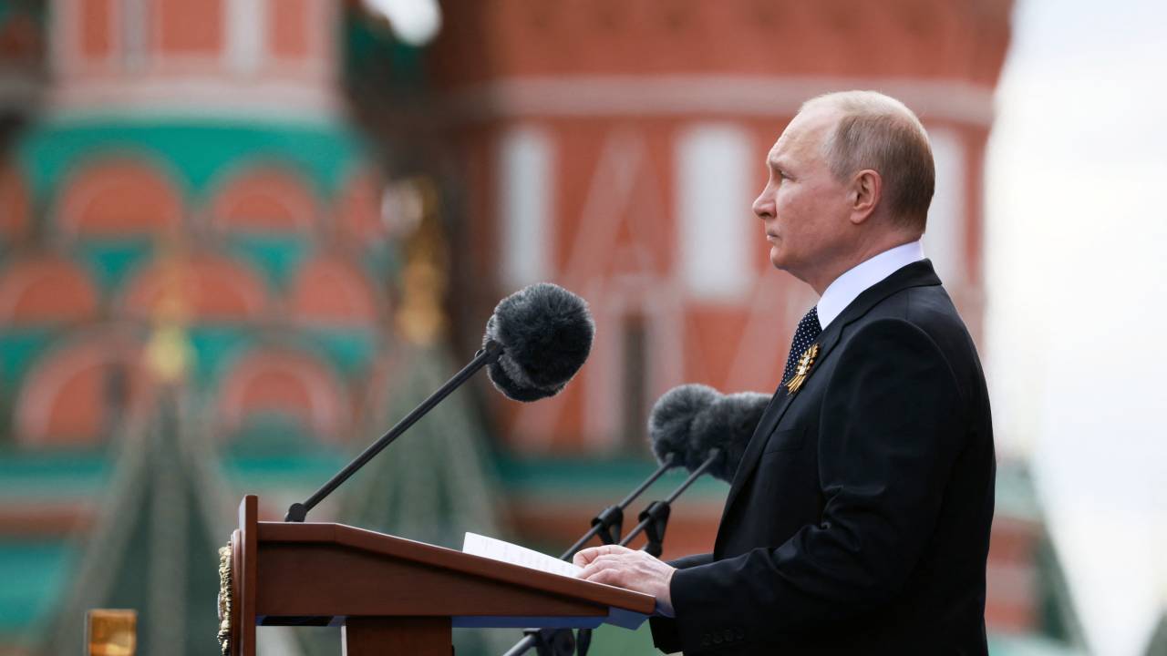 O presidente russo, Vladimir Putin, discursa durante o desfile militar do Dia da Vitória na Praça Vermelha, no centro de Moscou, em 9 de maio de 2022. - A Rússia comemora o 77º aniversário da vitória sobre a Alemanha nazista durante a Segunda Guerra Mundial. (Foto de Mikhail METZEL / SPUTNIK / AFP)