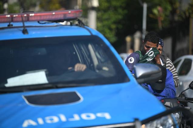 Um parente de uma pessoa ferida chora enquanto espera por informações do lado de fora do Hospital Getulio Vargas - Um parente de uma pessoa ferida chora enquanto espera por informações do lado de fora do Hospital Getulio Vargas -