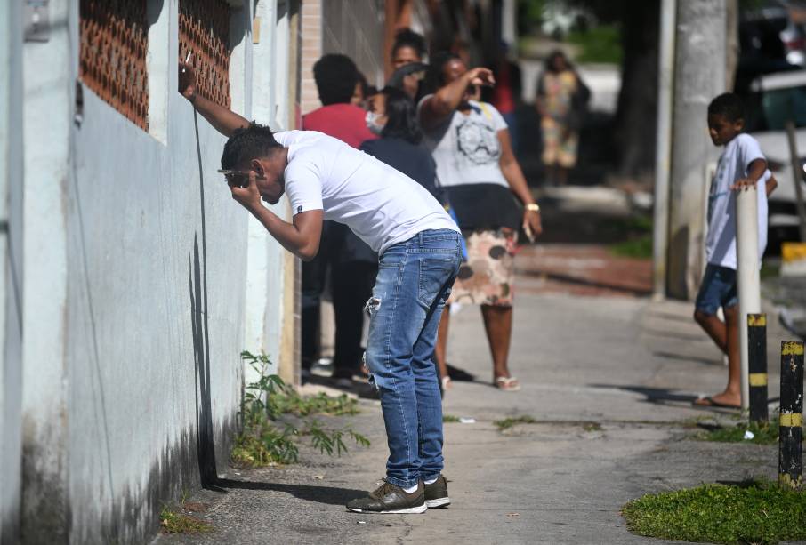 Um homem chora depois de saber que seu irmão foi morto durante uma operação policial, em frente ao Hospital Getulio Vargas -