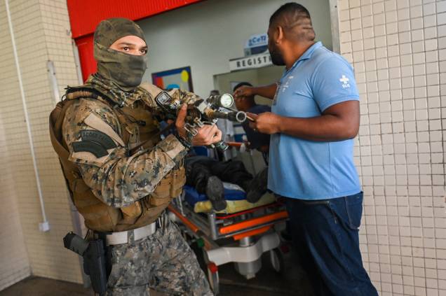 Um policial civil é transportado na maca ao chegar no Hospital Getúlio Vargas, após ser ferido durante operação na Vila Cruzeiro - Um policial civil é transportado na maca ao chegar no Hospital Getúlio Vargas, após ser ferido durante operação na Vila Cruzeiro -