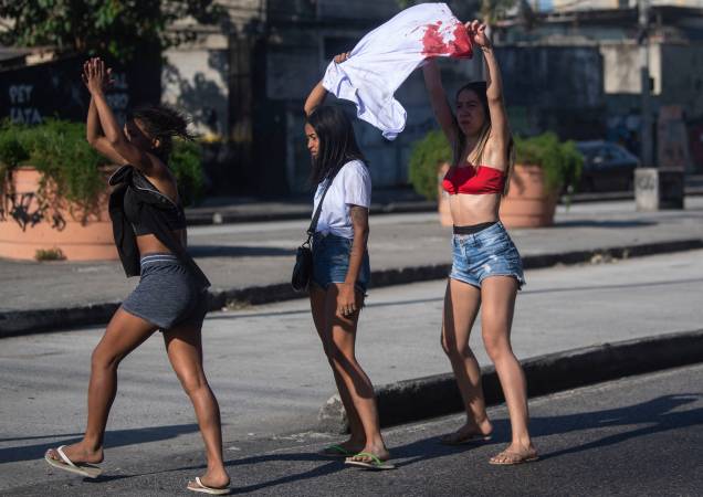 Mulheres segurando uma camiseta ensanguentada gritam com policiais do lado de fora do Hospital Getulio Vargas - Mulheres segurando uma camiseta ensanguentada gritam com policiais do lado de fora do Hospital Getulio Vargas -