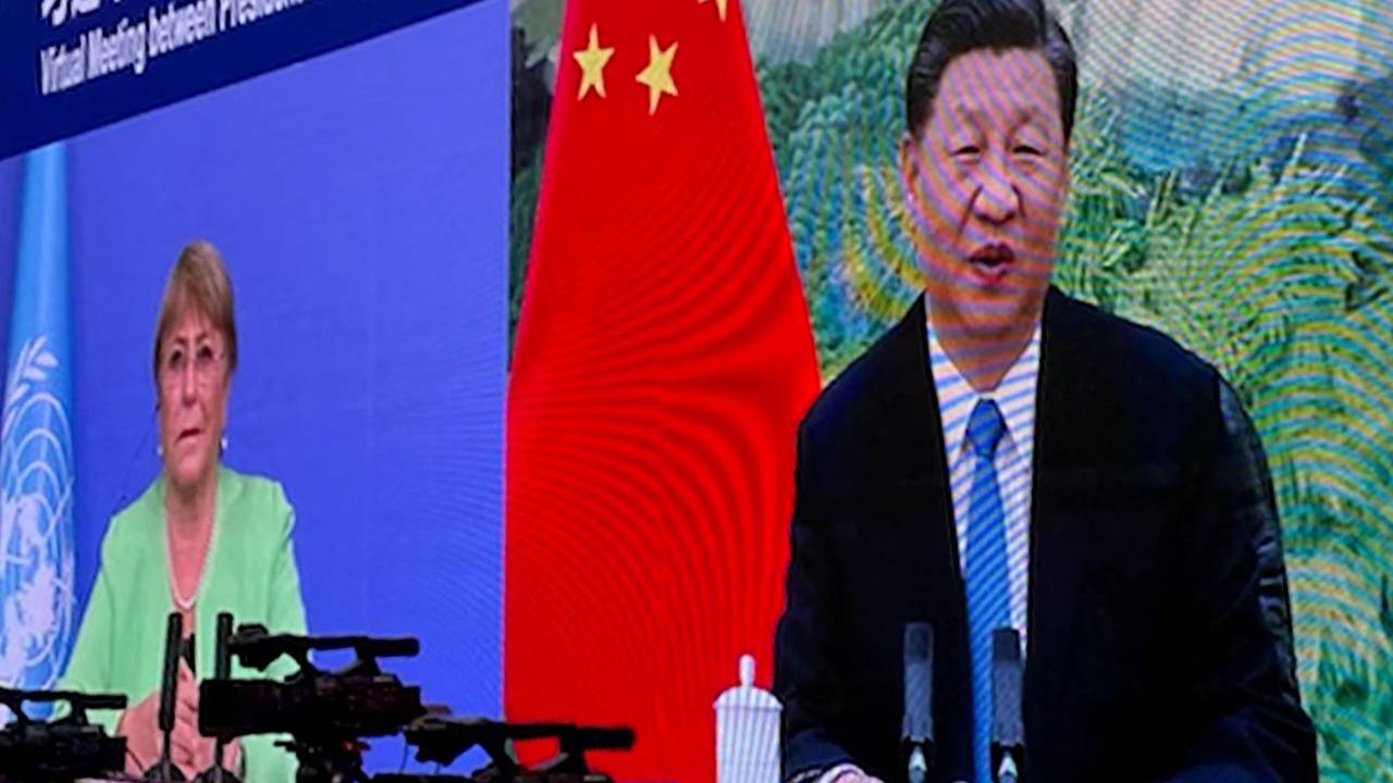 This handout image taken and released on May 25, 2022 by the Office of the United Nations High Commissioner for Human Rights (OHCHR) shows a screen of UN human rights chief Michelle Bachelet (L) attending a virtual meeting with China's President Xi Jinping, in Guangzhou. (Photo by Handout / OHCHR / AFP) / RESTRICTED TO EDITORIAL USE - MANDATORY CREDIT "AFP PHOTO / Office of the United Nations High Commissioner for Human Rights (OHCHR) " - NO MARKETING - NO ADVERTISING CAMPAIGNS - DISTRIBUTED AS A SERVICE TO CLIENTS