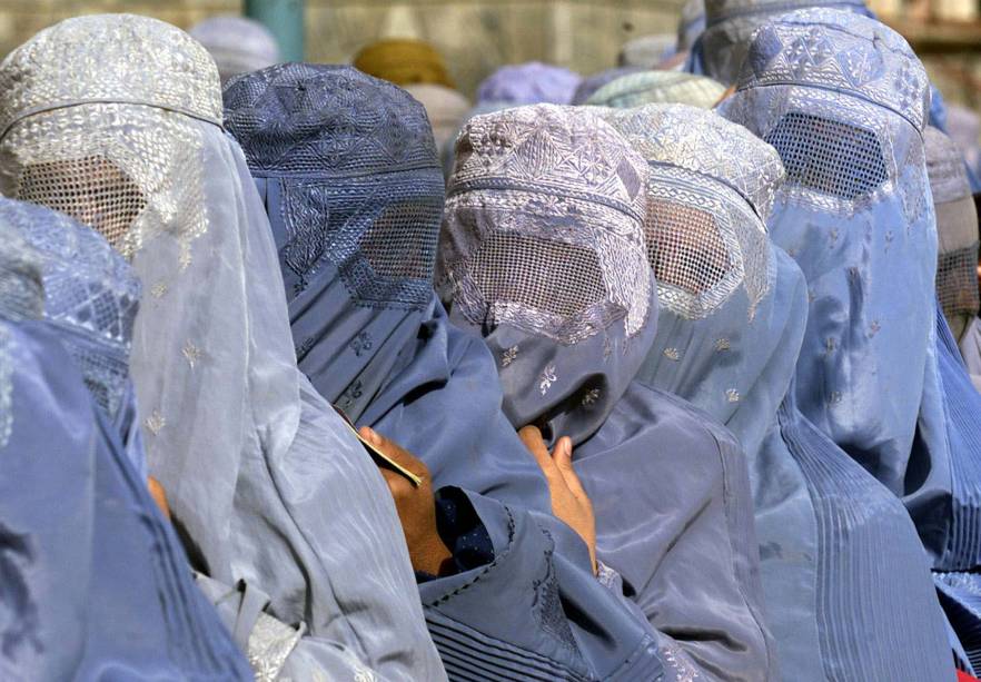 Mulheres afegãs esperam em fila para receber ajuda alimentar durante uma distribuição de alimentos do Programa Mundial de Alimentos da ONU na capital afegã de Cabul.