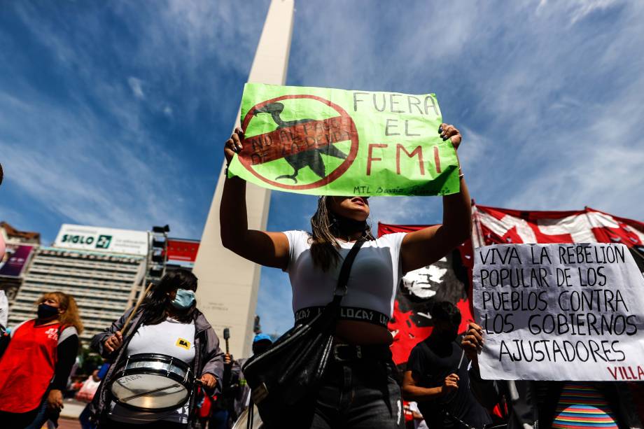 Manifestantes contra o acordo entre o Governo e o Fundo Monetário Internacional, percorrem do Obelisco até o Plaza de Mayo, local da sede do Governo e do Ministério da Economia. Manifestantes contra o acordo entre o Governo e o Fundo Monetário Internacional, percorrem do Obelisco até o Plaza de Mayo, local da sede do Governo e do Ministério da Economia.