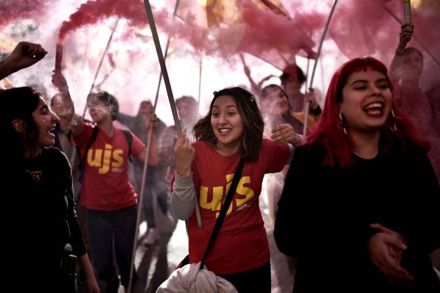 Membros de partidos e movimentos sociais de esquerda participam de uma manifestação do Dia do Trabalho em Buenos Aires, em 1º de maio de 2022. Membros de partidos e movimentos sociais de esquerda participam de uma manifestação do Dia do Trabalho em Buenos Aires, em 1º de maio de 2022.