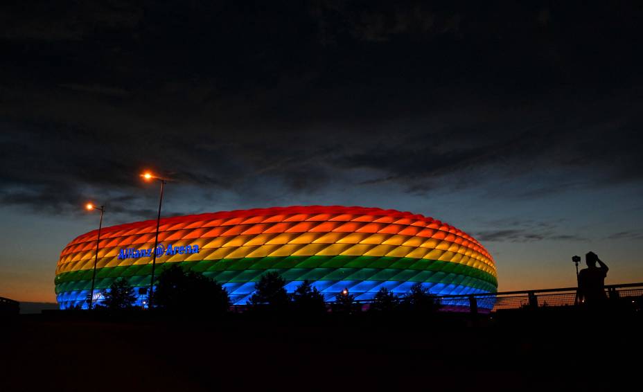 Allianz Arena, estádio de Munique, na Alemanha, em 17 de maio de 2021, iluminado com as cores do arco-íris, em comemoração ao Dia Internacional contra a Homofobia.