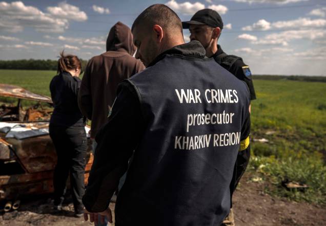 Policiais e investigadores de crimes de guerra em visita à área de um possível crime contra Volodymyr Kotenko, de 38 anos, cometido pelo exército russo na área de Kharkov, em 23/05/2022. Policiais e investigadores de crimes de guerra em visita à área de um possível crime contra Volodymyr Kotenko, de 38 anos, cometido pelo exército russo na área de Kharkov, em 23/05/2022.