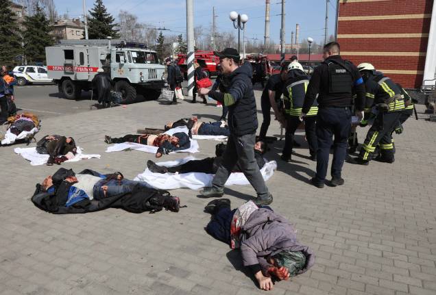 O massacre na estação de trêm de Kramatorsk, na região de Donbass, está sendo investigado por crimes de guerra, ocorrido em 8 de abril de 2022, onde mais de 30 civis foram mortos e mais de 100 feridos em um ataque com foguete russo. O massacre na estação de trêm de Kramatorsk, na região de Donbass, está sendo investigado por crimes de guerra, ocorrido em 8 de abril de 2022, onde mais de 30 civis foram mortos e mais de 100 feridos em um ataque com foguete russo.
