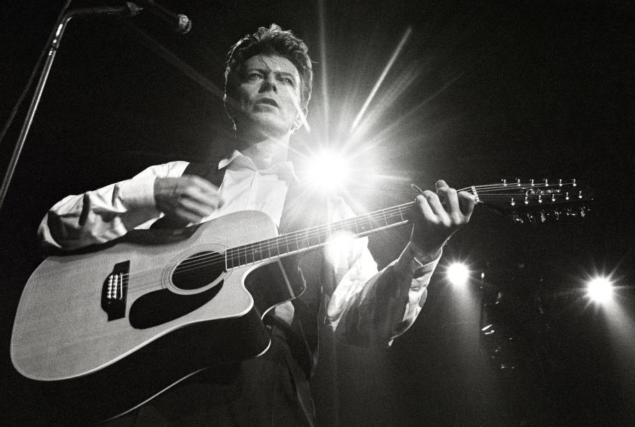 Cantor e músico inglês David Bowie, durante apresentação no Albert Hall, em Londres, 1997.