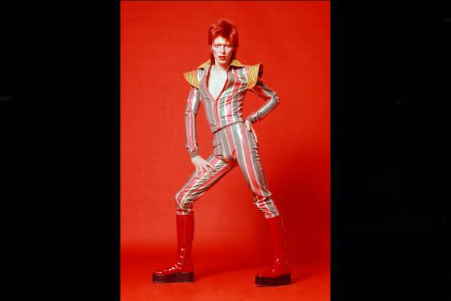 Cantor e músico inglês David Bowie nos anos 70. Cantor e músico inglês David Bowie nos anos 70.