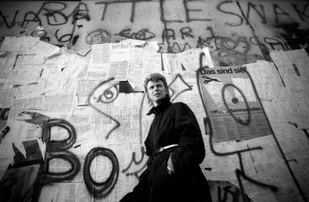 Cantor e músico inglês David Bowie, ao lado do Muro de Berlim, 1987. Cantor e músico inglês David Bowie, ao lado do Muro de Berlim, 1987.