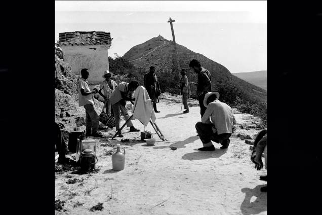 Filmado em Monte Santo, sertão da Bahia, "Deus e o Diabo na Terra do Sol", dirigido por Glauber Rocha, lançado em 1964, considerado um marco do cinema novo. Filmado em Monte Santo, sertão da Bahia, "Deus e o Diabo na Terra do Sol", dirigido por Glauber Rocha, lançado em 1964, considerado um marco do cinema novo.