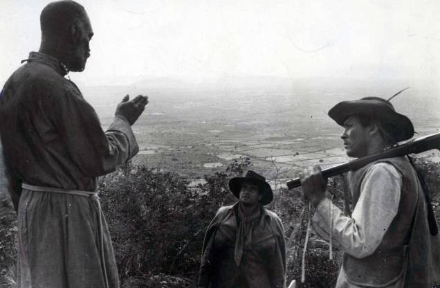 Filmado em Monte Santo, sertão da Bahia, "Deus e o Diabo na Terra do Sol", dirigido por Glauber Rocha, lançado em 1964, considerado um marco do cinema novo. Filmado em Monte Santo, sertão da Bahia, "Deus e o Diabo na Terra do Sol", dirigido por Glauber Rocha, lançado em 1964, considerado um marco do cinema novo.