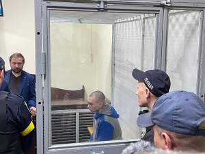 FTCZoISWUAA233h Vadim Shishimarin, sargento de 21 anos, foi confinado em uma caixa de vidro no tribunal. Ele recusou-se a falar, mas ainda deve ser interrogado - 18/05/2022