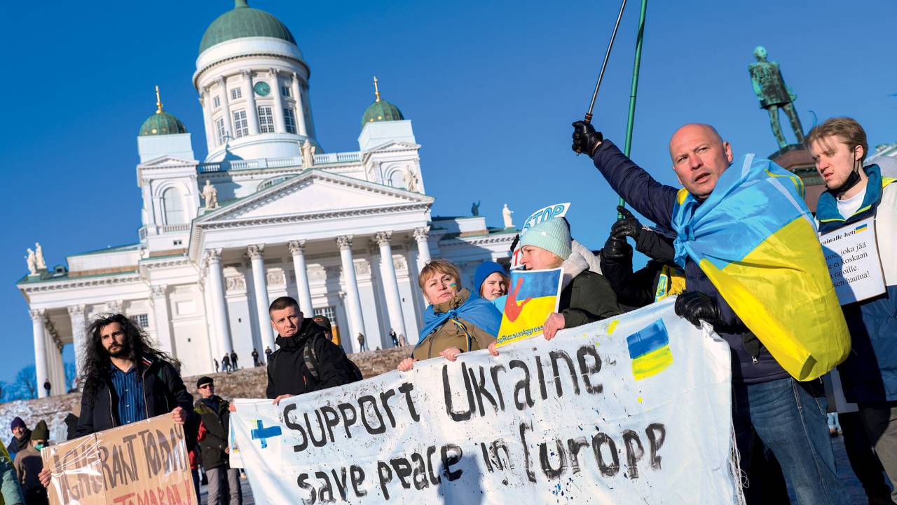 OUTRO TOM - Protesto contra a invasão da Ucrânia em Helsinque:
o fim de décadas de neutralidade -