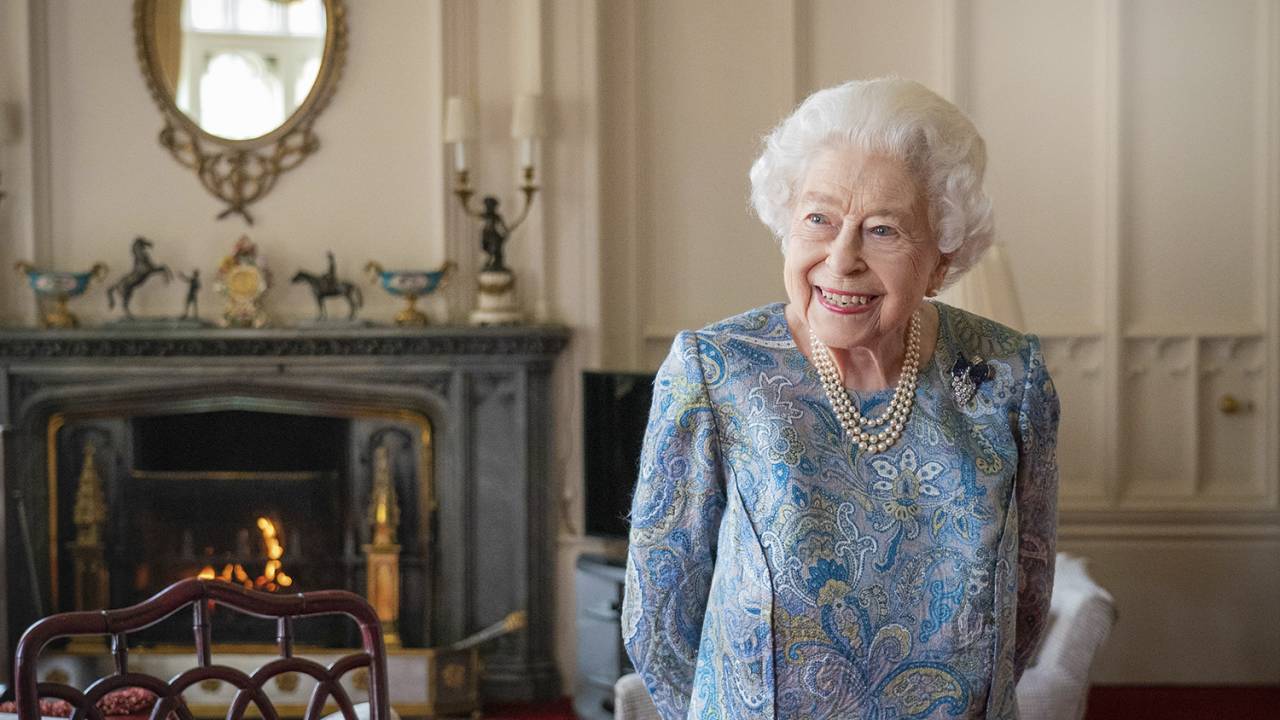 LONGE E PERTO - O sorriso que não falha: Elizabeth paira acima de seus súditos e eles acham isso o máximo -