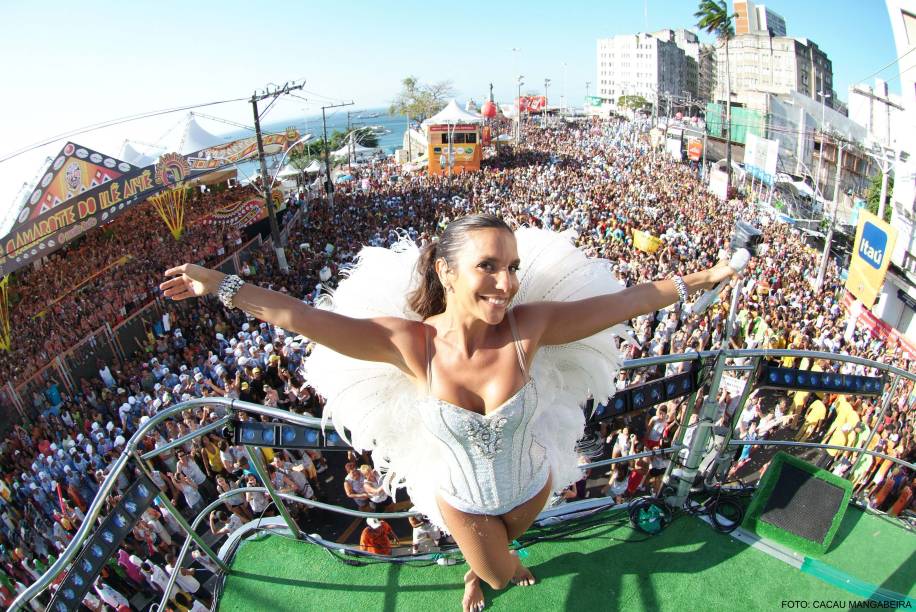 Cantora Ivete Sangalo no trio elétrico do Carnaval de Salvador-Bahia, 2009. 