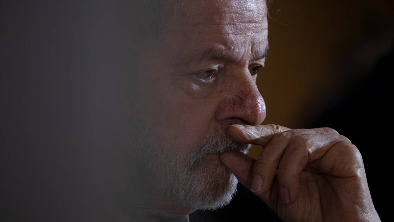 AME4777. BRASILIA (BRASIL), 28/04/2022.- El expresidente y precandidato a las próximas elecciones a realizarse en octubre de 2022 Luiz Inacio Lula da Silva, del Partido de los Trabajadores (PT), es visto durante una reunión con dirigentes del partido Rede Sustentabilidade (Rede), hoy en Brasilia (Brasil). EFE/ Joédson Alves