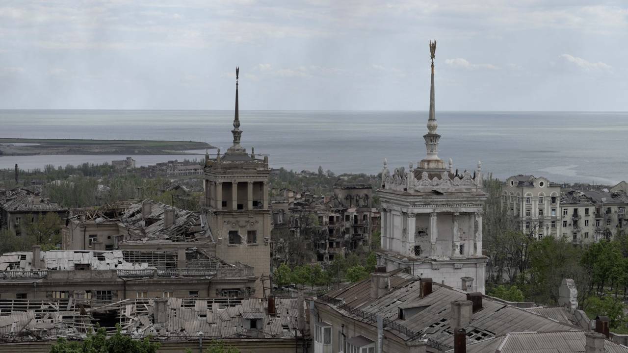 Uma vista mostra a cidade de Mariupol em 10 de maio de 2022, em meio à ação militar russa em andamento na Ucrânia. (Foto por STRINGER/AFP)