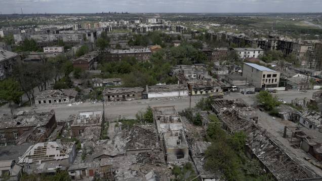 Escombros da cidade de Mariupol em 10 de maio de 2022, em meio à ação militar russa em andamento na Ucrânia. Escombros da cidade de Mariupol em 10 de maio de 2022, em meio à ação militar russa em andamento na Ucrânia.
