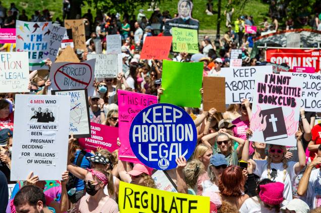 Ativistas pedem acesso seguro e legal ao aborto, em Boston, Massachusetts, EUA, em 14 de maio de 2022. Ativistas pedem acesso seguro e legal ao aborto, em Boston, Massachusetts, EUA, em 14 de maio de 2022.