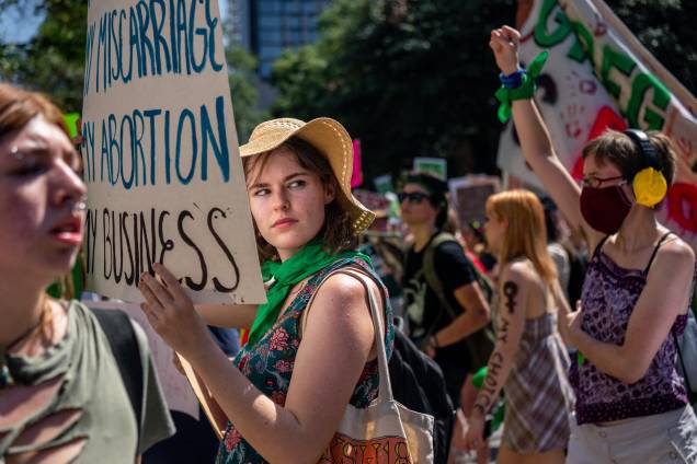 Ativistas e apoiadores dos direitos do aborto marcham do lado de fora do Centro de Convenções de Austin, onde a American Freedom Tour com o ex-presidente Donald Trump está sendo realizada em 14 de maio de 2022 em Austin, Texas. Ativistas e apoiadores dos direitos do aborto marcham do lado de fora do Centro de Convenções de Austin, onde a American Freedom Tour com o ex-presidente Donald Trump está sendo realizada em 14 de maio de 2022 em Austin, Texas.
