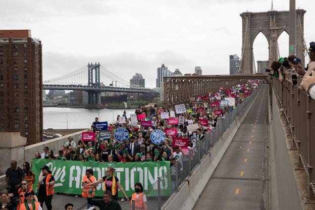 Manifestantes marcham na ponte do Brooklyn durante a manifestação pelos direitos ao aborto em reação ao vazamento do projeto de decisão do aborto da Suprema Corte dos EUA em 14 de maio de 2022 no Brooklyn, Nova York. Manifestantes marcham na ponte do Brooklyn durante a manifestação pelos direitos ao aborto em reação ao vazamento do projeto de decisão do aborto da Suprema Corte dos EUA em 14 de maio de 2022 no Brooklyn, Nova York.
