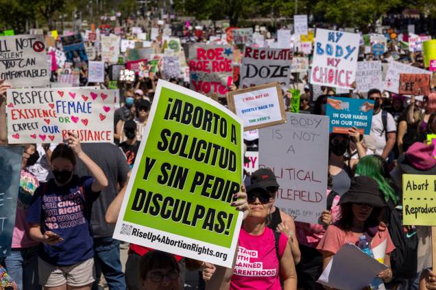 Protestos pelos direitos ao aborto da Bans Off Our Bodies que estão sendo realizados em todo o país hoje, perto da Prefeitura de Los Angeles, Califórnia, em 14 de maio de 2022. Protestos pelos direitos ao aborto da Bans Off Our Bodies que estão sendo realizados em todo o país hoje, perto da Prefeitura de Los Angeles, Califórnia, em 14 de maio de 2022.