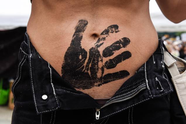 Detalhe de uma defensora dos direitos ao aborto é vista com uma marca de mão na barriga, em um comício e marcha em 14 de maio de 2022 na cidade de Nova York. Detalhe de uma defensora dos direitos ao aborto é vista com uma marca de mão na barriga, em um comício e marcha em 14 de maio de 2022 na cidade de Nova York.