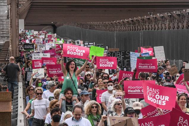 Defensores dos direitos ao aborto marcham, em 14 de maio de 2022 na cidade de Nova York, Estados Unidos. Defensores dos direitos ao aborto marcham, em 14 de maio de 2022 na cidade de Nova York, Estados Unidos.